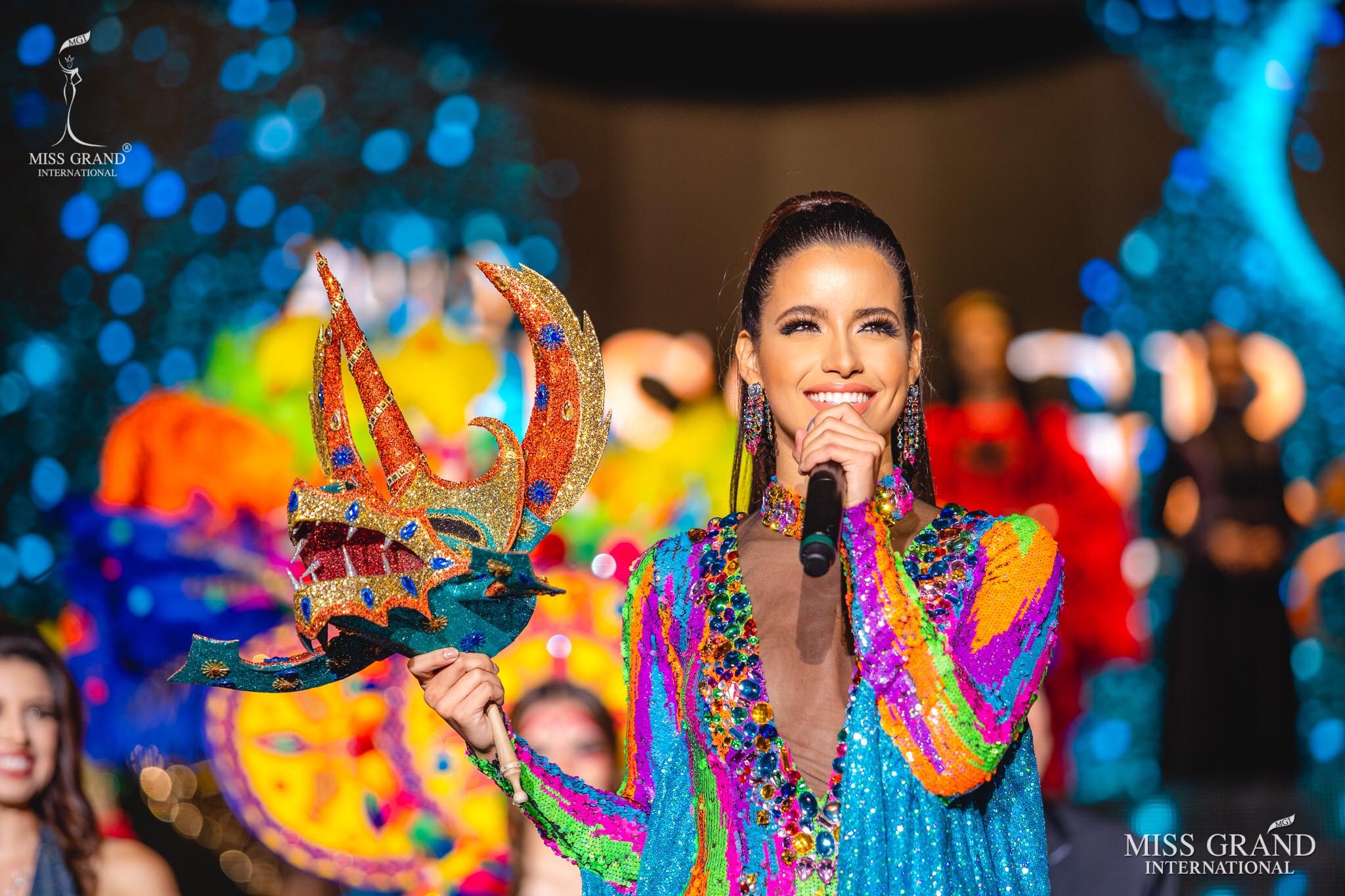 Việt Nam lọt top 20 bộ trang phục dân tộc đẹp nhất Hoa hậu hoà bình quốc tế 2019 - 12 Việt Nam lọt top 20 bộ trang phục dân tộc đẹp nhất Hoa hậu hoà bình quốc tế 2019 - 12