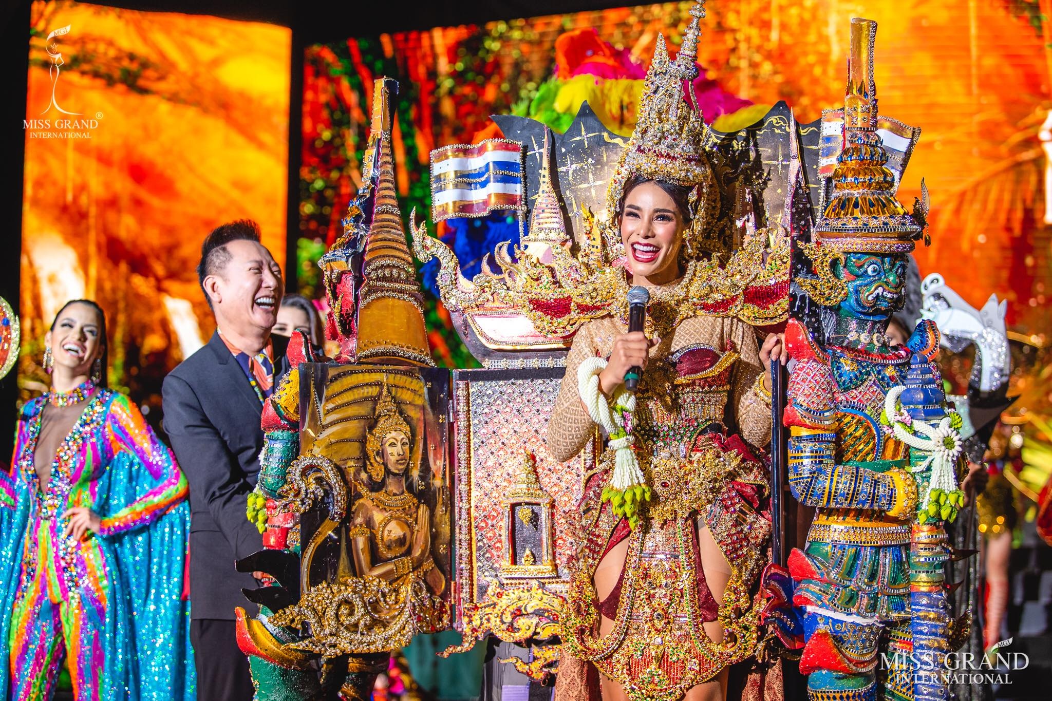 Việt Nam lọt top 20 bộ trang phục dân tộc đẹp nhất Hoa hậu hoà bình quốc tế 2019 - 10 Việt Nam lọt top 20 bộ trang phục dân tộc đẹp nhất Hoa hậu hoà bình quốc tế 2019 - 10