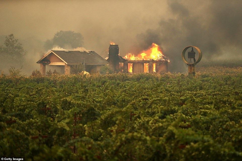 Lửa cháy rừng “nuốt chửng” nhà cửa tại bang California