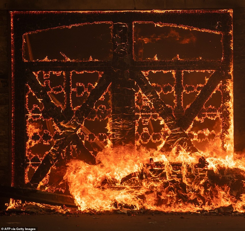 Lửa cháy rừng “nuốt chửng” nhà cửa tại bang California