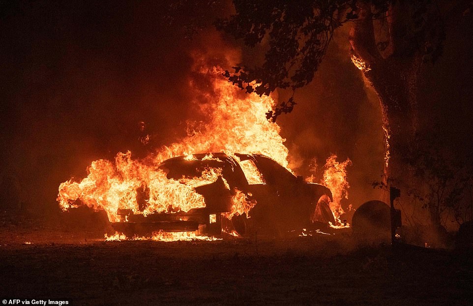 Lửa cháy rừng “nuốt chửng” nhà cửa tại bang California