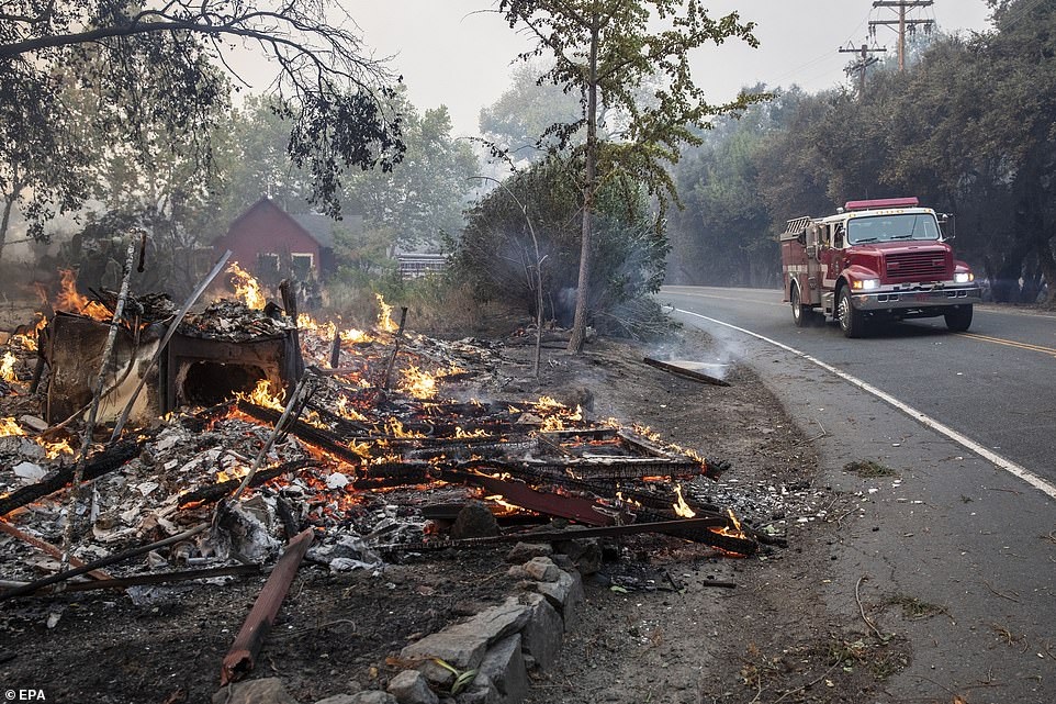Lửa cháy rừng “nuốt chửng” nhà cửa tại bang California