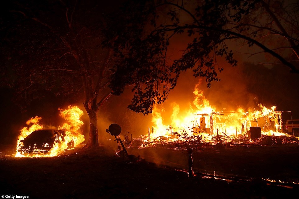 Lửa cháy rừng “nuốt chửng” nhà cửa tại bang California