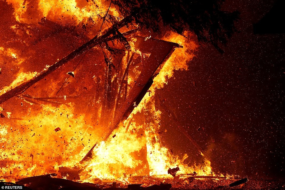 Lửa cháy rừng “nuốt chửng” nhà cửa tại bang California