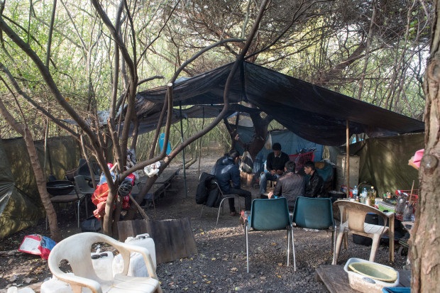 Cuộc sống  trong lều tạm của người Việt ở Pháp chờ sang Anh