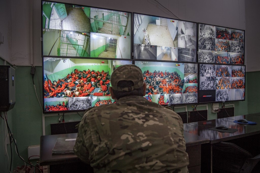 Cảnh tượng chen chúc gây sốc bên trong nhà tù giam giữ phiến quân IS