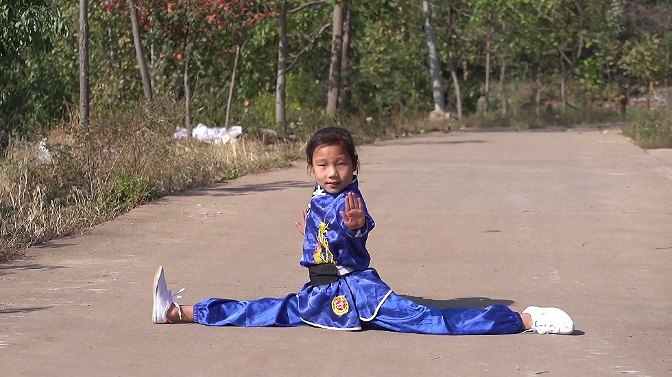 “Thần đồng” kungfu 9 tuổi trình diễn tuyệt chiêu vắt chân sau đầu