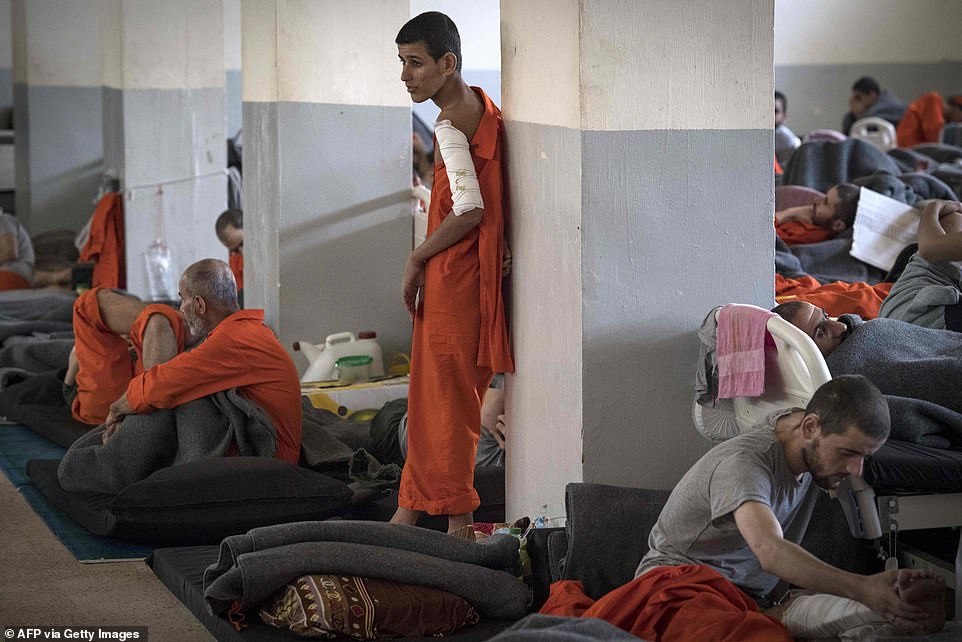 Cảnh tượng chen chúc gây sốc bên trong nhà tù giam giữ phiến quân IS