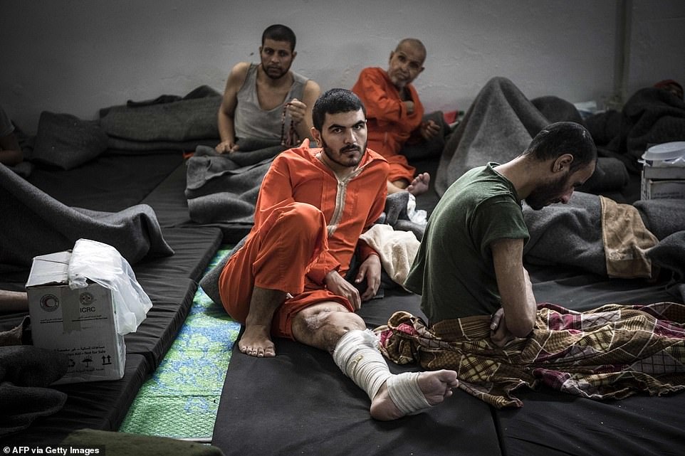 Cảnh tượng chen chúc gây sốc bên trong nhà tù giam giữ phiến quân IS