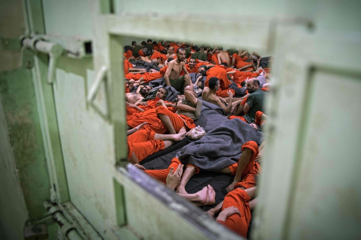 Cảnh tượng chen chúc gây sốc bên trong nhà tù giam giữ phiến quân IS