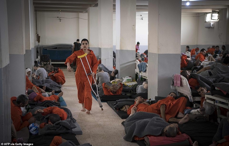 Cảnh tượng chen chúc gây sốc bên trong nhà tù giam giữ phiến quân IS