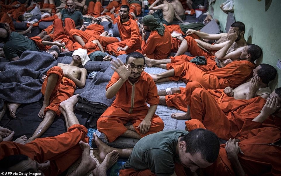 Cảnh tượng chen chúc gây sốc bên trong nhà tù giam giữ phiến quân IS