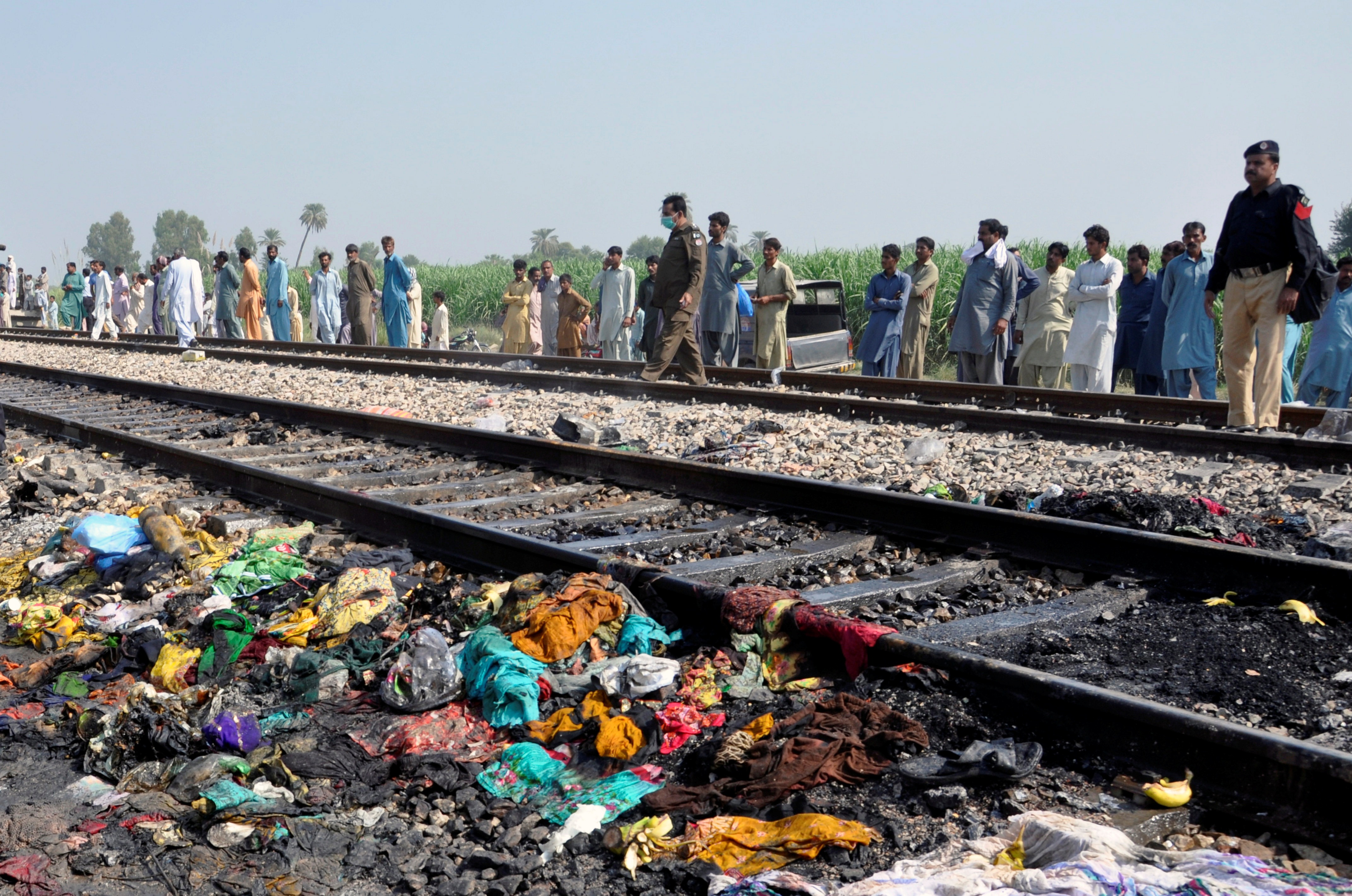 Hiện trường thảm khốc vụ nổ bình gas trên tàu Pakistan làm 74 người chết