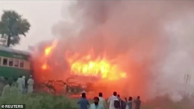 Hiện trường thảm khốc vụ nổ bình gas trên tàu Pakistan làm 74 người chết