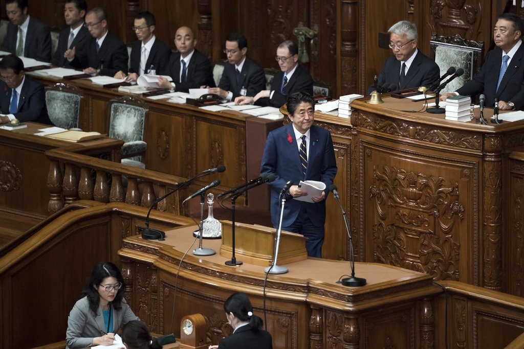 Tranh cãi chuyện trái dưa, con cua khiến hai bộ trưởng Nhật Bản mất chức