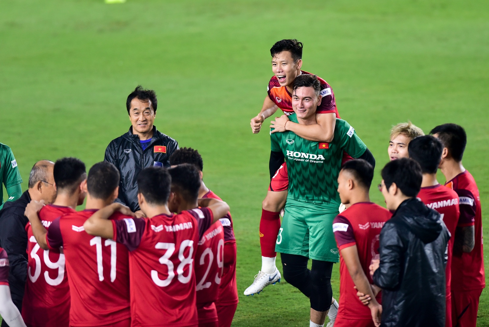 HLV Park Hang Seo hỏi thăm Quang Hải, tự tay kiểm tra vết thương Thành Chung - 1 HLV Park Hang Seo hỏi thăm Quang Hải, tự tay kiểm tra vết thương Thành Chung - 1