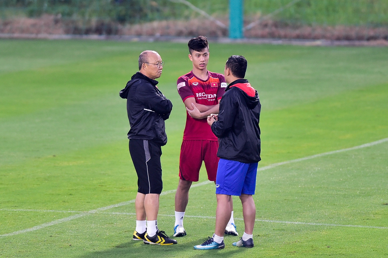 HLV Park Hang Seo hỏi thăm Quang Hải, tự tay kiểm tra vết thương Thành Chung - 19 HLV Park Hang Seo hỏi thăm Quang Hải, tự tay kiểm tra vết thương Thành Chung - 19