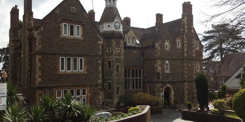 Báo Anh: Nhiều thiếu nữ Việt vào Anh trái phép bằng đường du học