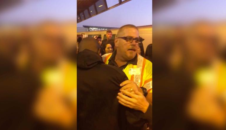 Thót tim cảnh nhân viên nhà ga cứu người say rượu trước mũi tàu