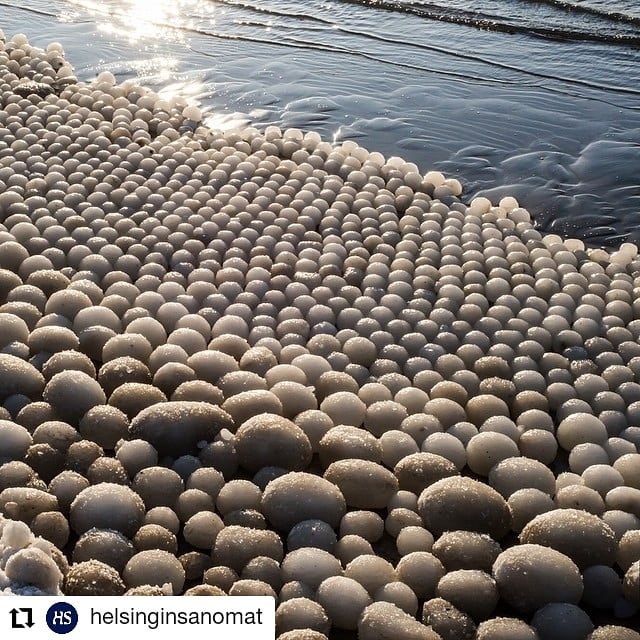 Kỳ lạ hiện tượng băng “tròn như trứng” tràn ngập bờ biển Phần Lan