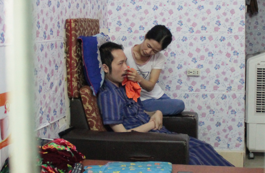 Người vợ 10 năm chăm chồng bại liệt và câu chuyện tình yêu khiến nhiều người rơi lệ - 5 Người vợ 10 năm chăm chồng bại liệt và câu chuyện tình yêu khiến nhiều người rơi lệ - 5