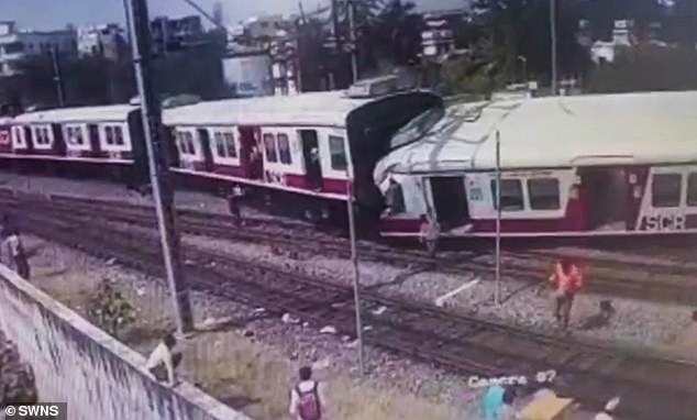 Thót tim khoảnh khắc hai đoàn tàu lao thẳng vào nhau