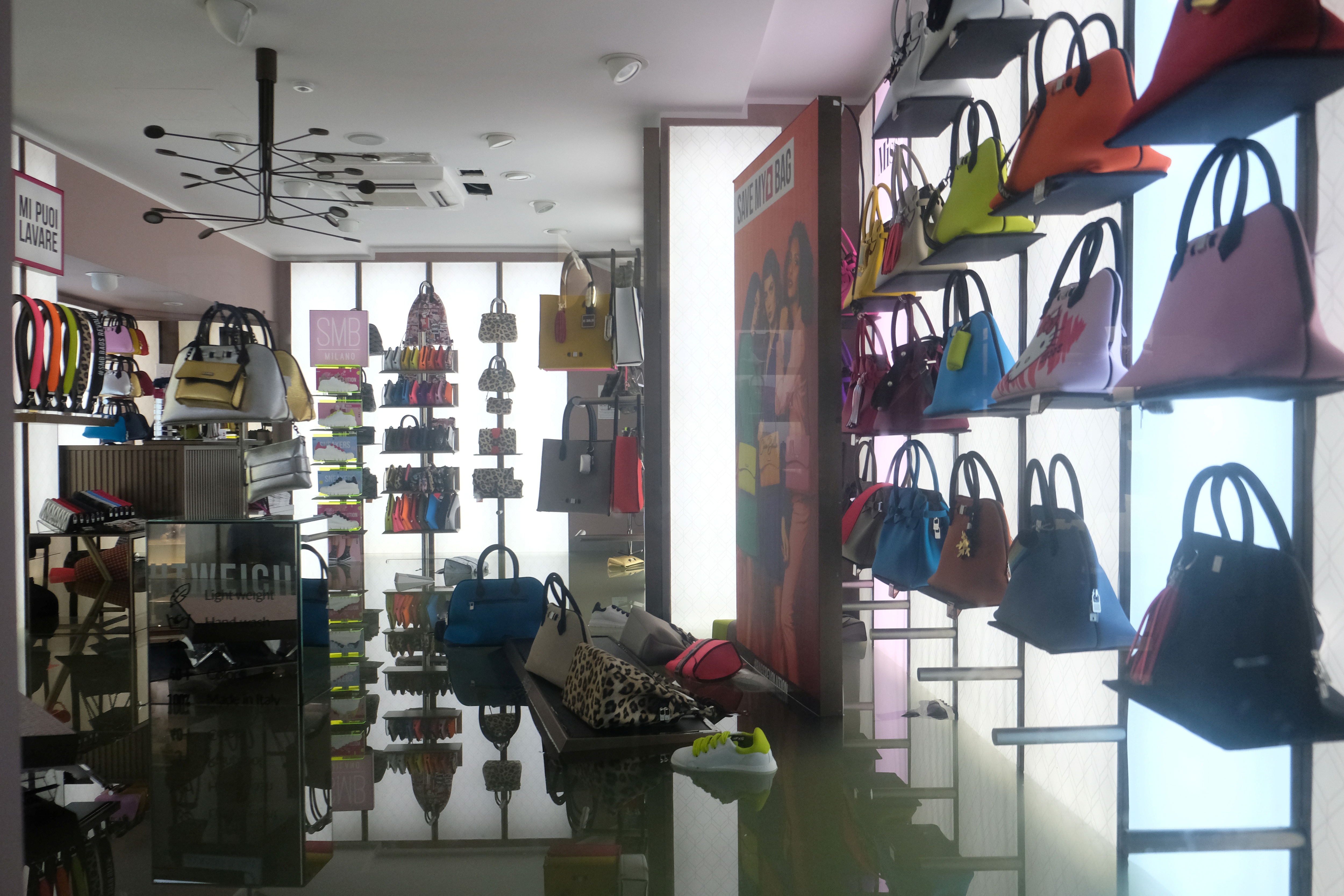 Triều cường lịch sử “nhấn chìm” Venice, người dân bơi trên đường phố