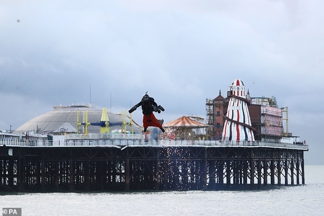 "Người tên lửa" Anh bay lượn phá kỷ lục thế giới