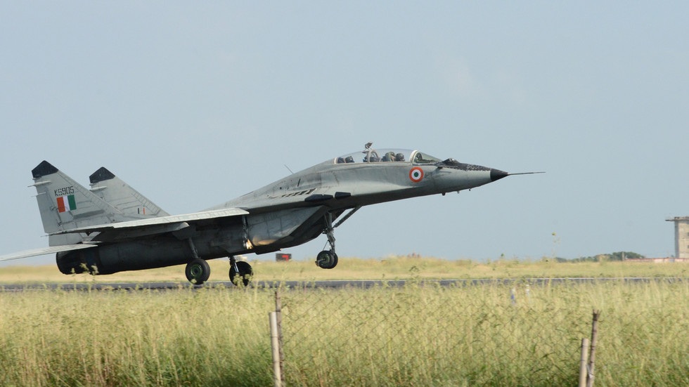 Video máy bay chiến đấu Ấn Độ bốc cháy trên không nghi do đâm phải chim