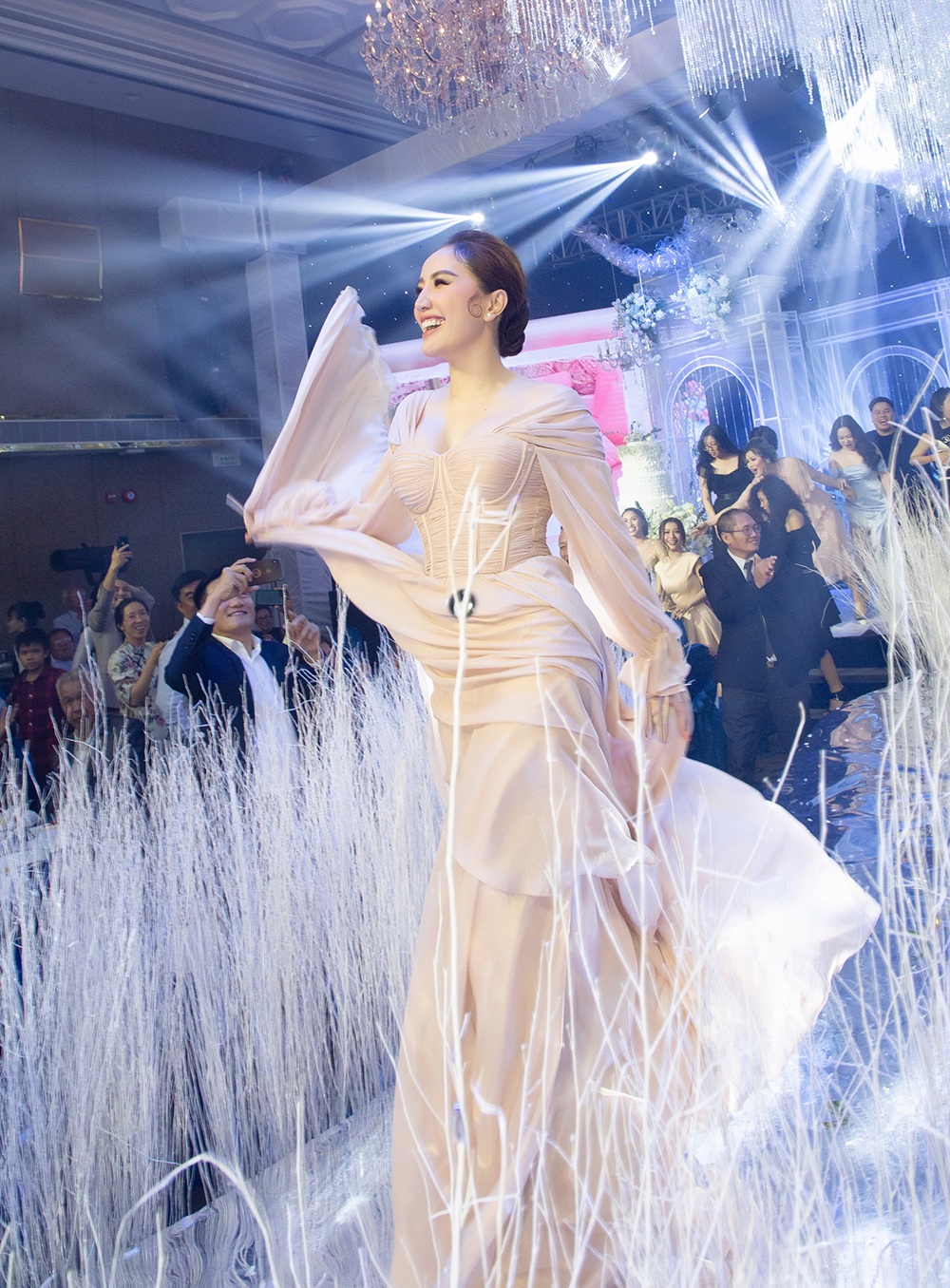 Top 3 đám cưới hào nhoáng nhất showbiz Việt năm 2019 - 13