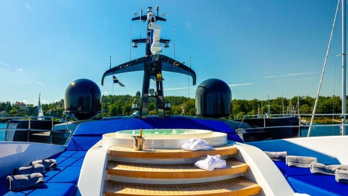 Mục kích “tàu vũ trụ trên mặt nước”