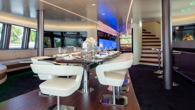 Mục kích “tàu vũ trụ trên mặt nước”