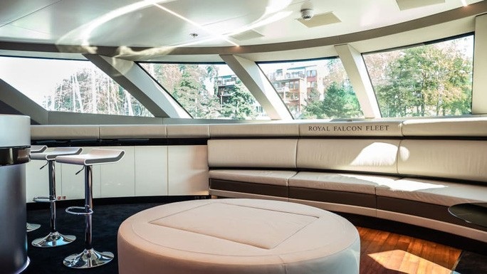 Mục kích “tàu vũ trụ trên mặt nước”