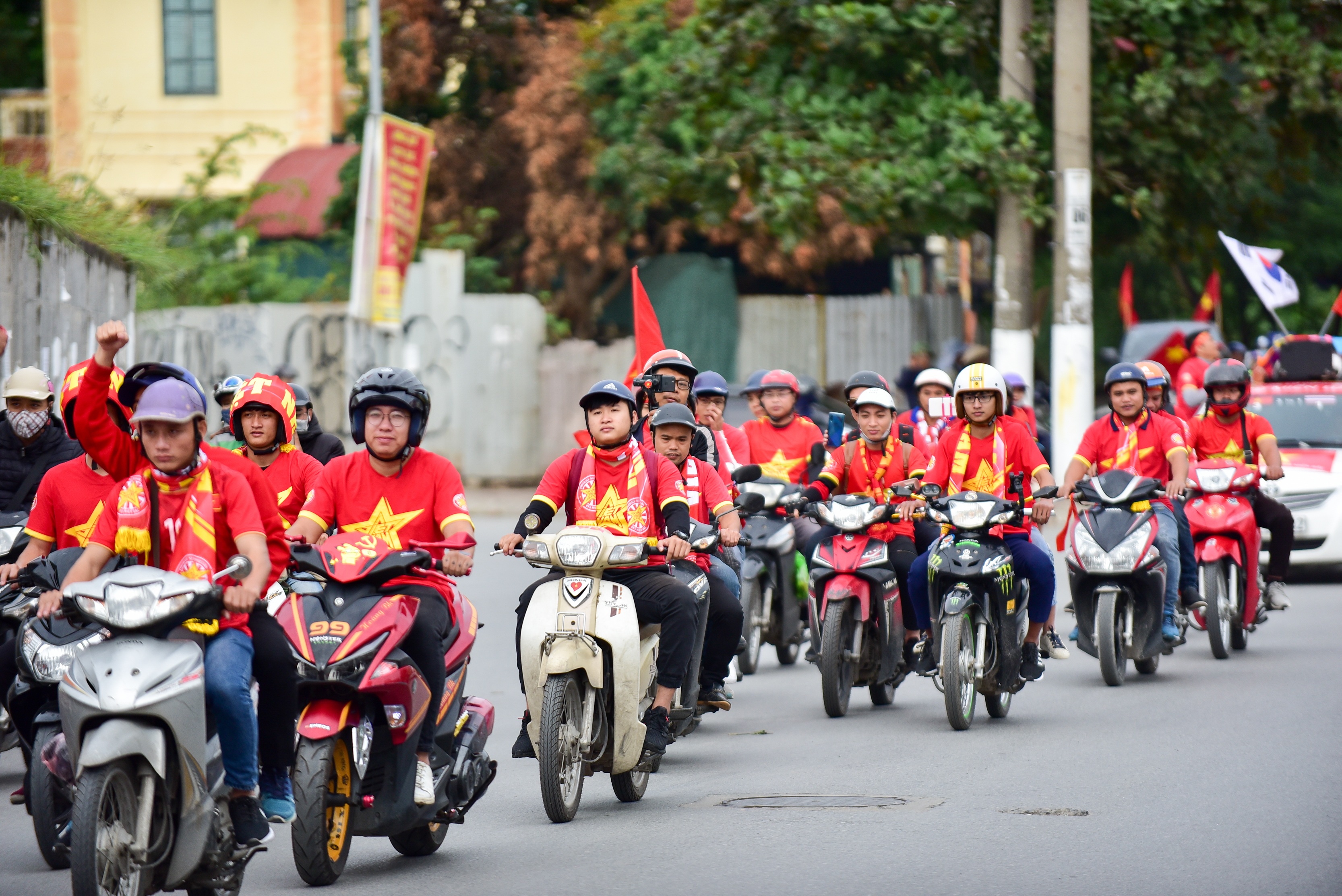 Cổ động viên tiếp lửa cho đội tuyển Việt Nam trước trận gặp Thái Lan - 3 Cổ động viên tiếp lửa cho đội tuyển Việt Nam trước trận gặp Thái Lan - 3