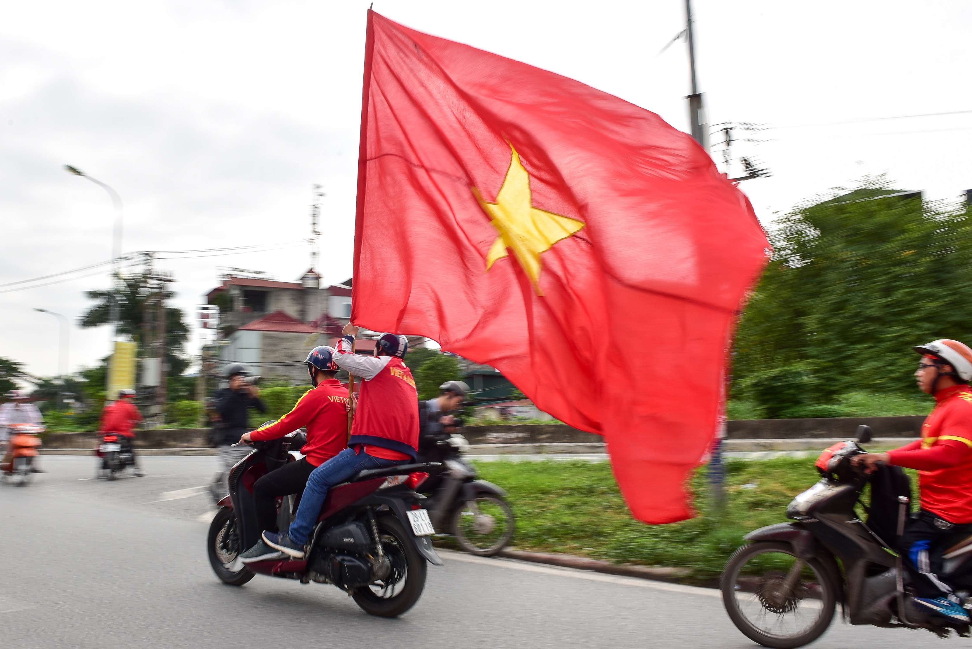 Cổ động viên tiếp lửa cho đội tuyển Việt Nam trước trận gặp Thái Lan - 2 Cổ động viên tiếp lửa cho đội tuyển Việt Nam trước trận gặp Thái Lan - 2