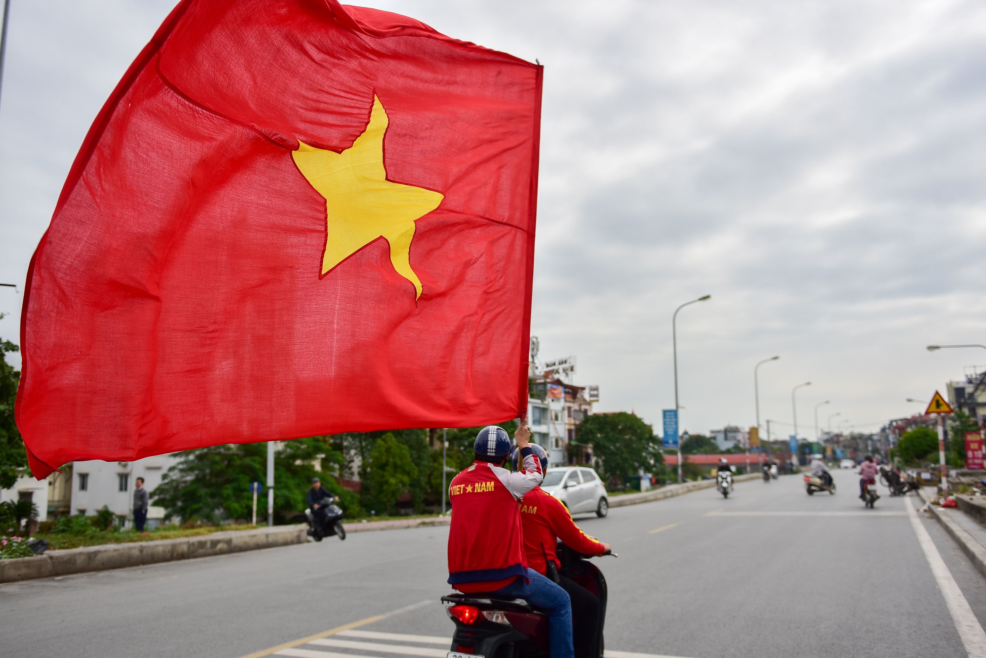 Cổ động viên tiếp lửa cho đội tuyển Việt Nam trước trận gặp Thái Lan - 5