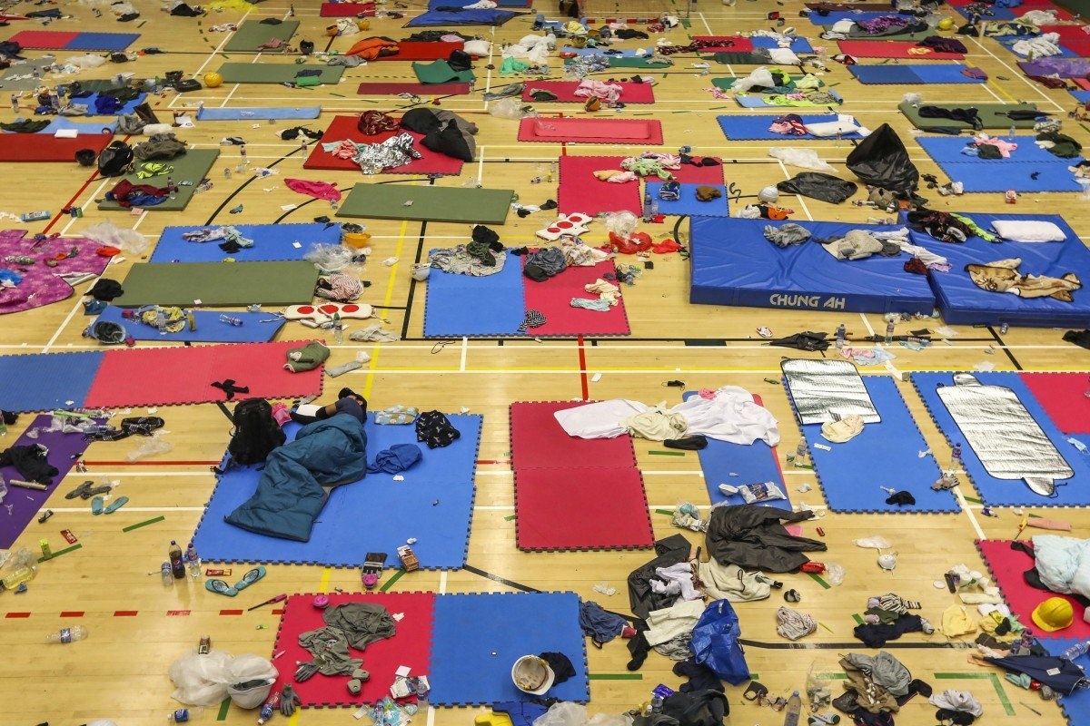 800 người biểu tình “đầu hàng” cảnh sát Hong Kong