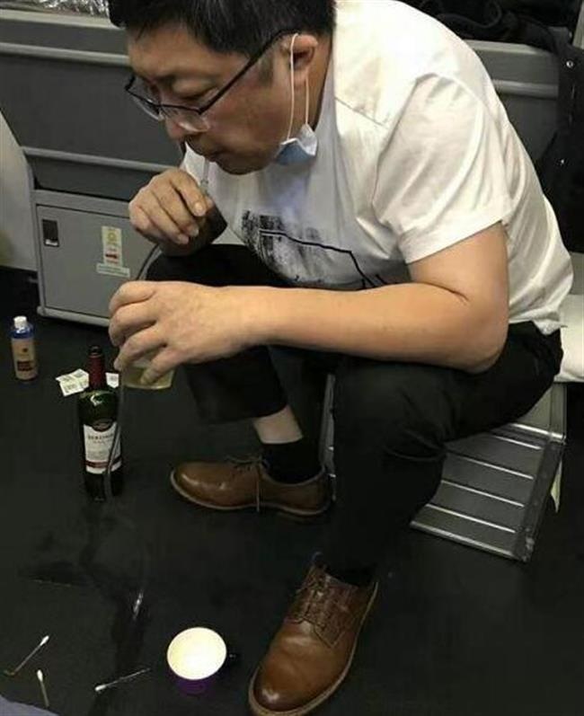 Tranh cãi hành động dùng miệng hút nước tiểu cứu người của bác sĩ Trung Quốc