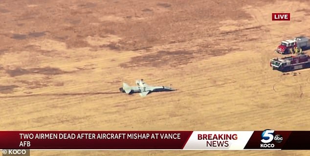 Máy bay quân sự Mỹ tiếp đất ngửa bụng, 2 phi công tử nạn