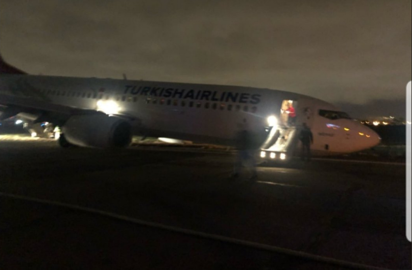 Máy bay Boeing tiếp đất bằng mũi, hành khách vội vã sơ tán - 1 Máy bay Boeing tiếp đất bằng mũi, hành khách vội vã sơ tán