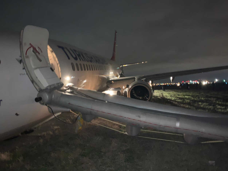 Máy bay Boeing tiếp đất bằng mũi, hành khách vội vã sơ tán - 2 Máy bay Boeing tiếp đất bằng mũi, hành khách vội vã sơ tán