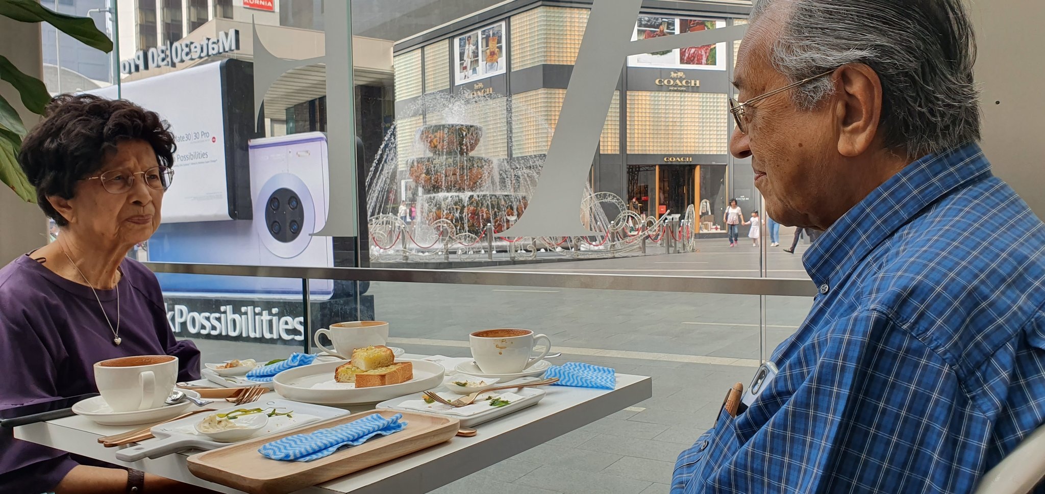 Thủ tướng 94 tuổi lái xe chở vợ đi hẹn hò gây “bão” mạng tại Malaysia