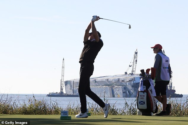 Mỹ “đau đầu” tìm cách cứu siêu tàu chở 4.200 ô tô bị lật giữa biển