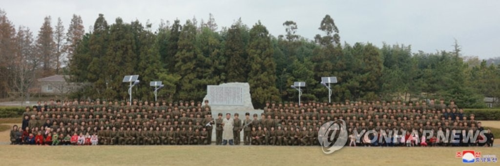 Quân nhân Triều Tiên òa khóc khi gặp ông Kim Jong-un