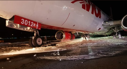 Máy bay Boeing chở 88 người tiếp đất tóe lửa trên đường băng