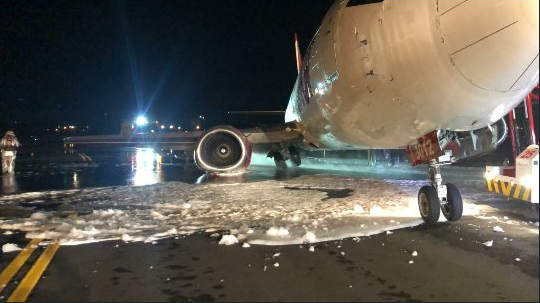 Máy bay Boeing chở 88 người tiếp đất tóe lửa trên đường băng