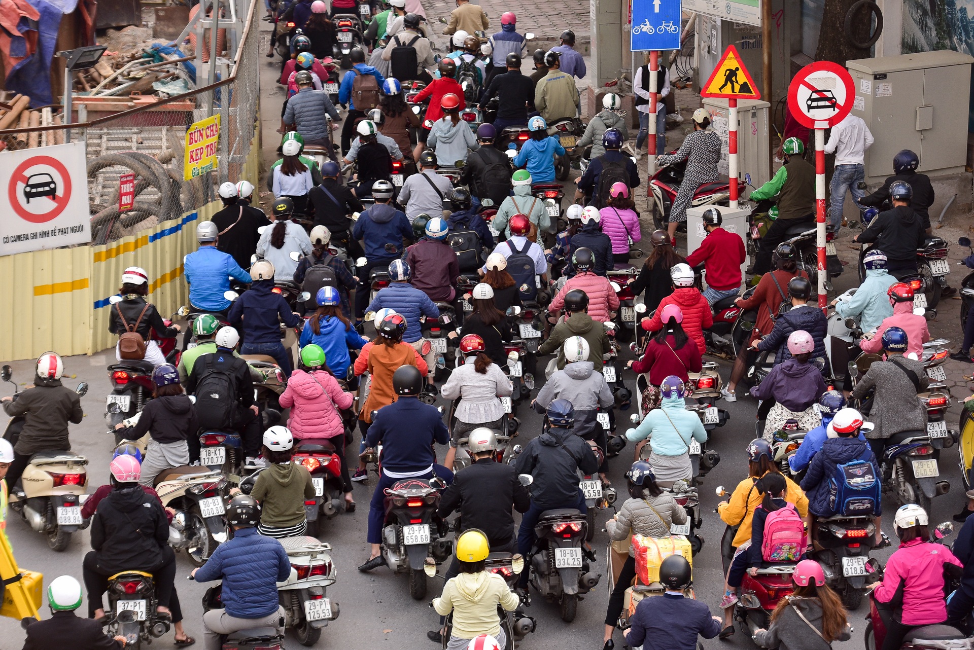 Vật vã băng qua nút giao thông rối loạn bậc nhất Hà Nội - 19 Vật vã băng qua nút giao thông rối loạn bậc nhất Hà Nội - 19