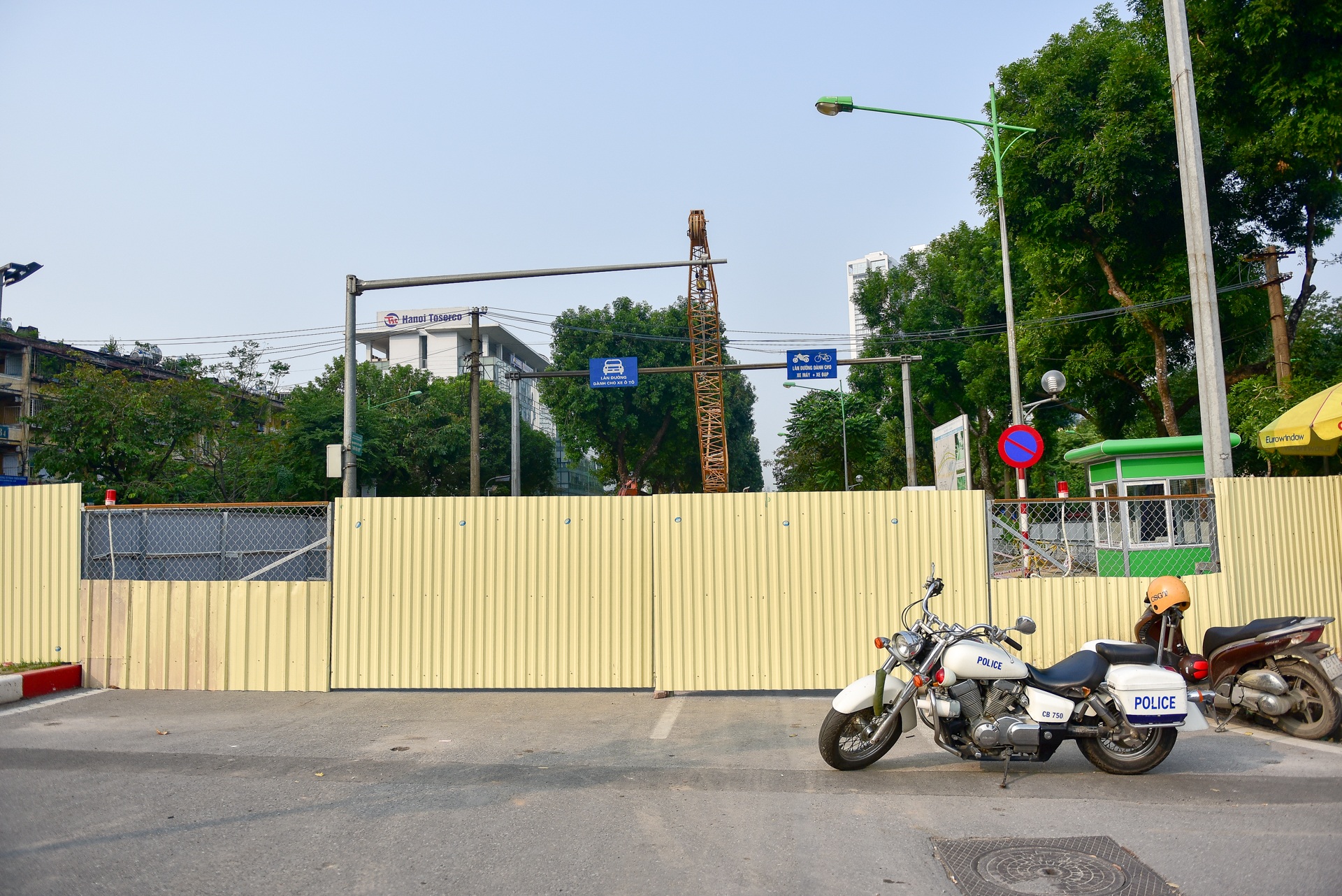 Vật vã băng qua nút giao thông rối loạn bậc nhất Hà Nội - 17 Vật vã băng qua nút giao thông rối loạn bậc nhất Hà Nội - 17
