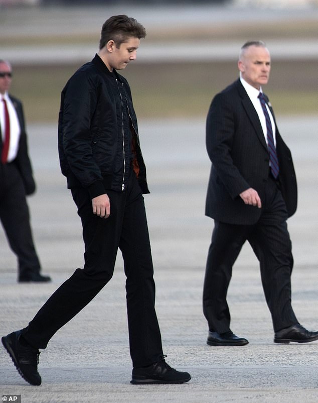 Cậu út nhà Trump mới 13 tuổi đã cao hơn 1,9 mét