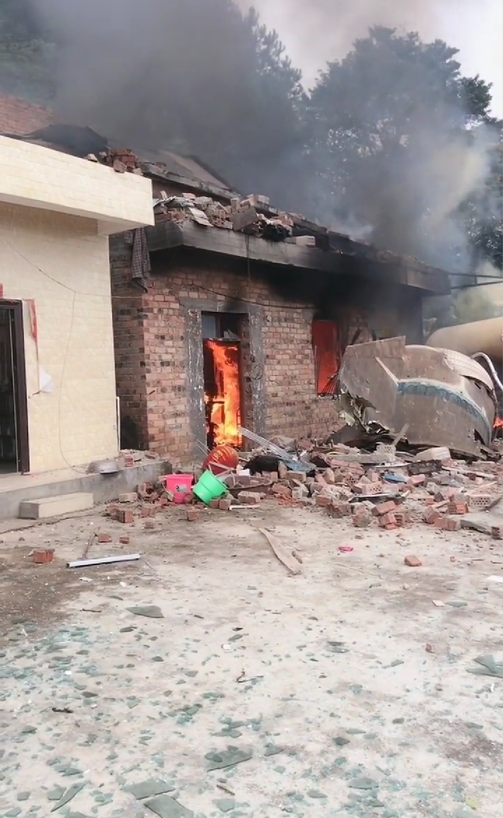 Video “mưa” mảnh vỡ tên lửa Trung Quốc rơi nát nhà dân